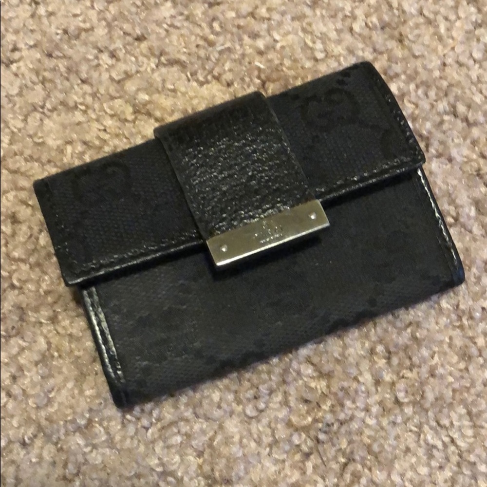 Gucci 2/6 Key 🔑 Holder - Authentic